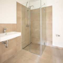 Badezimmer mit Dusche 