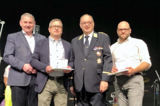 Ehrenpreis an Hrn. DI Hagmann für die langjährige Unterstützung Nikolauszug 19_Preis