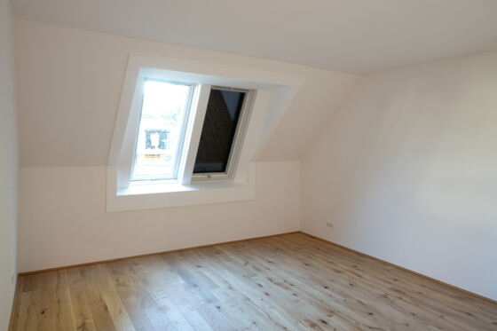 Zimmer mit Dachfächenfenster 