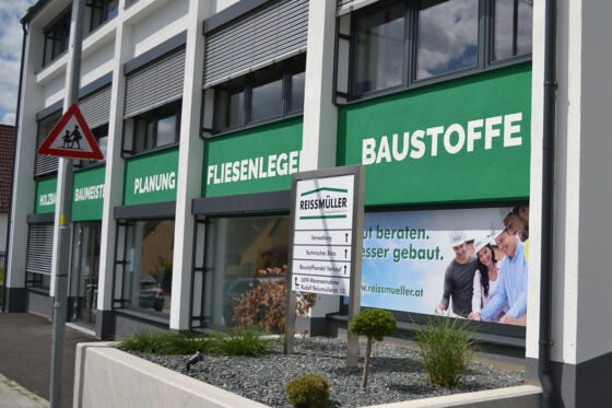 Buerogebaeude 2022 Front mit Tafel