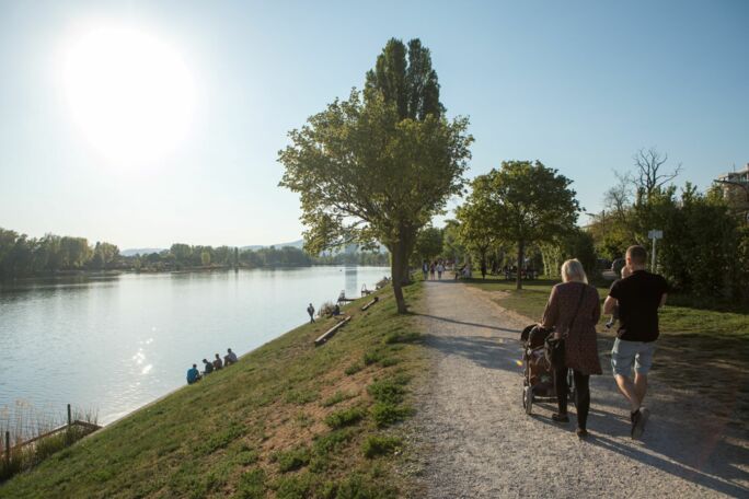 Familie beim Spazierengehen Familie beim Spazierengehen